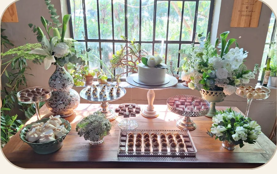 Mesa decorada para celebração intimista
